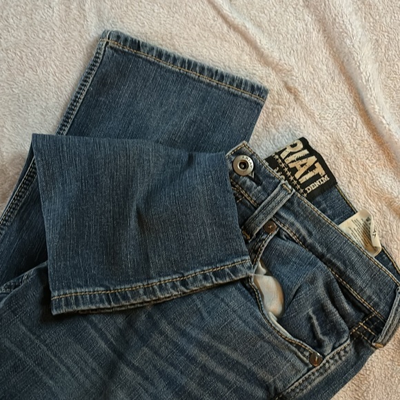 ARIAT MODERN SLIM
LIKE NEW -No wear on bottom of jeans.
Men’s 32/32 - Picture 3 of 4